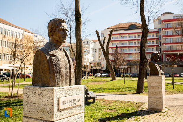 ion-lancranjan-grupul-statuar-din-fata-casei-de-cultura-a-studentilor-din-alba-iulia-judetul-alba.jpg