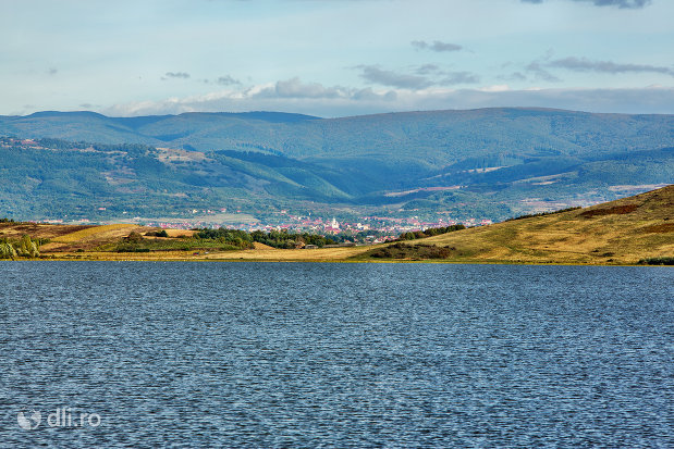 lacul-din-calinesti-oas-judetul-satu-mare-valuri.jpg