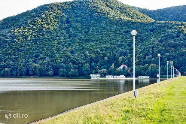 lacul-din-calinesti-oas-judetul-satu-mare-vedere-asupra-dealurilor.jpg