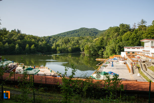 lacul-ursu-din-sovata-judetul-mures-o-importanta-destinatie-turistica.jpg