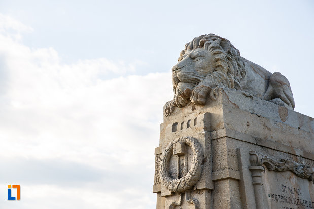 leu-culcat-pe-monumentul-eroilor-revolutiei-de-la-1848-1849-din-sebes-judetul-alba.jpg