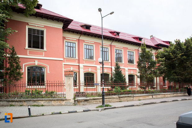 liceul-ion-majorescu-din-giurgiu-judetul-giurgiu-vazut-din-lateral.jpg