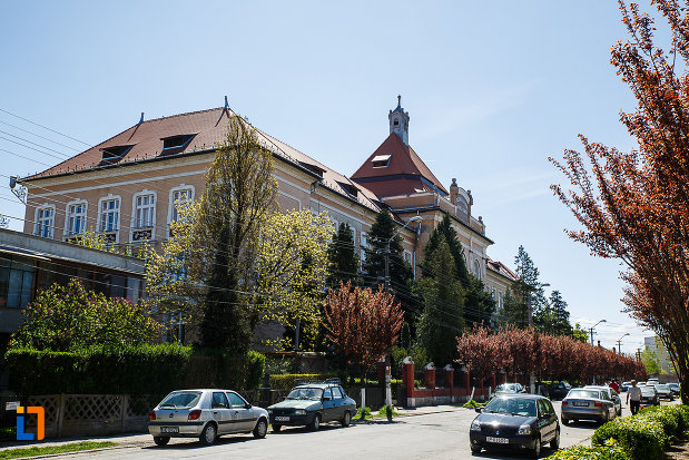 liceul-kun-azi-colegiul-national-aurel-vlaicu-din-orastie-judetul-hunedoara-vazut-din-lateral.jpg