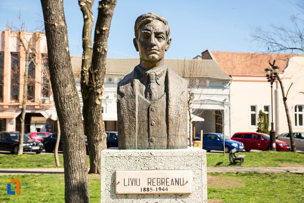 liviu-rebreanu-grupul-statuar-din-fata-casei-de-cultura-a-studentilor-din-alba-iulia-judetul-alba.jpg