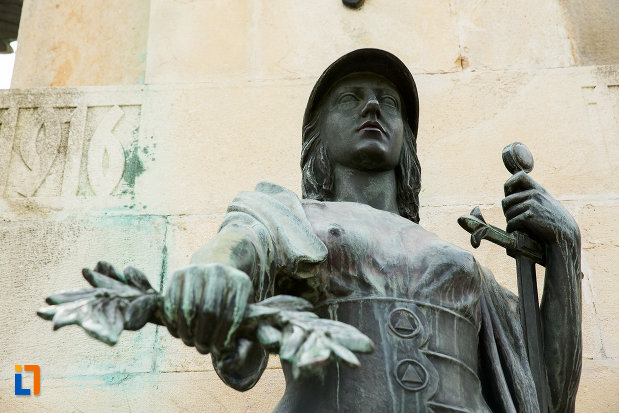 luptatoare-cu-sabie-de-la-monumentul-eroilor-din-primul-razboi-mondial-din-drobeta-turnu-severin-judetul-mehedinti.jpg