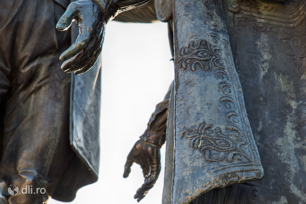 mainile-baciului-samson-din-statuia-wesselenyi-din-zalau-judetul-salaj.jpg