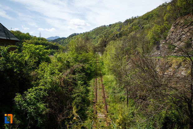 manastirea-cornetu-din-calinesti-judetul-valcea-cale-ferata-montana.jpg