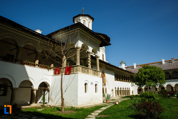 manastirea-hurezi-din-horezu-judetul-valcea-fotografie-cu-una-dintre-cladiri.jpg