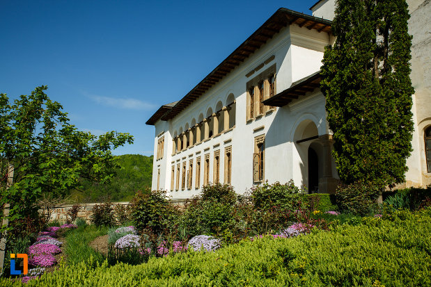 manastirea-hurezi-din-horezu-judetul-valcea-gradina-cu-flori.jpg