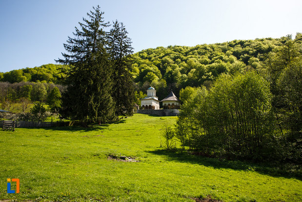 manastirea-hurezi-din-horezu-judetul-valcea-situata-intr-un-peisaj-mirific.jpg