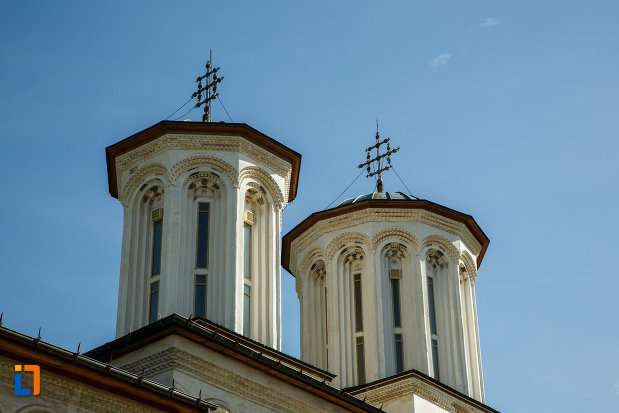 manastirea-hurezi-din-horezu-judetul-valcea-turnuri-de-biserica.jpg