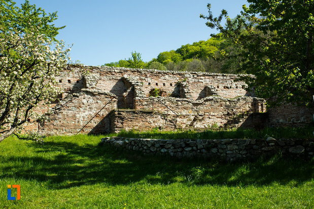 manastirea-hurezi-din-horezu-judetul-valcea-zid-ridicat-din-piatra.jpg