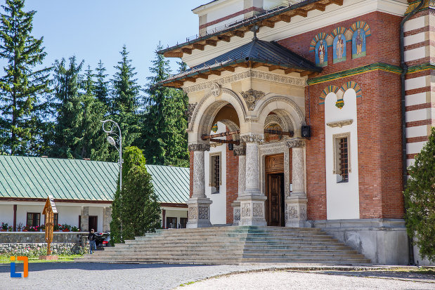 manastirea-sinaia-judetul-prahova-intrarea-in-biserica.jpg