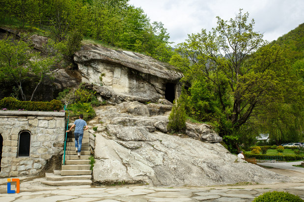 manastirea-turnu-din-pausa-judetul-valcea-chilie-din-piatra.jpg