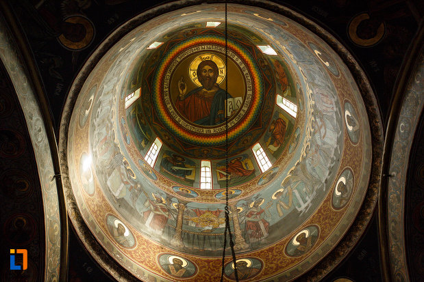 manastirea-turnu-din-pausa-judetul-valcea-cupola-din-biserica.jpg