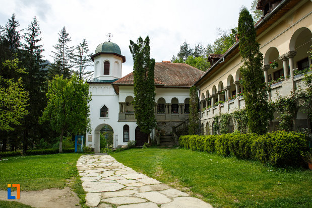 manastirea-turnu-din-pausa-judetul-valcea-curtea-cu-alee-pavata-cu-piatra.jpg