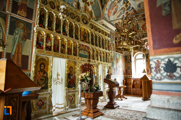manastirea-turnu-din-pausa-judetul-valcea-fotografiata-din-interior.jpg