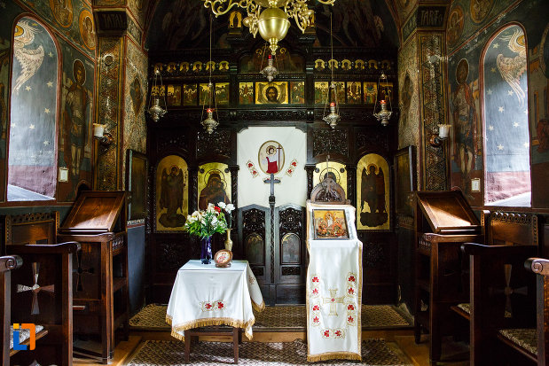 manastirea-turnu-din-pausa-judetul-valcea-iconostasuri-si-altarul-din-biserica.jpg