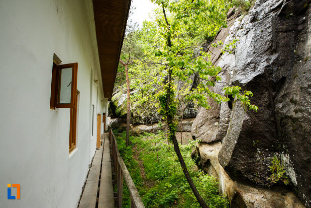 manastirea-turnu-din-pausa-judetul-valcea-imagine-cu-sirul-de-chilii-sapate-in-piatra.jpg