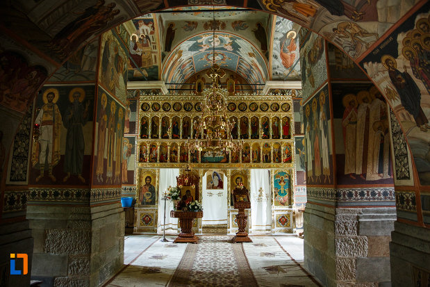 manastirea-turnu-din-pausa-judetul-valcea-imagine-din-interior.jpg