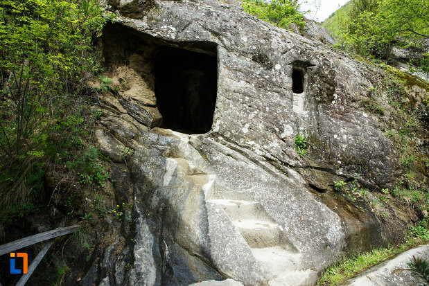 manastirea-turnu-din-pausa-judetul-valcea-poza-cu-o-chilie-sapata-in-stanca.jpg