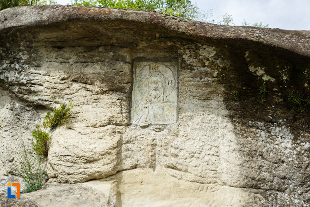 manastirea-turnu-din-pausa-judetul-valcea-sculptura-cu-chipul-lui-iisus-hristos.jpg