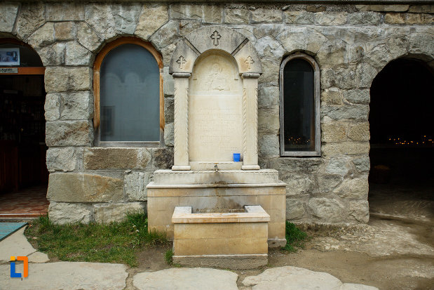 manastirea-turnu-din-pausa-judetul-valcea-sursa-de-apa.jpg