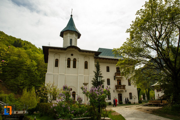 manastirea-turnu-din-pausa-judetul-valcea.jpg