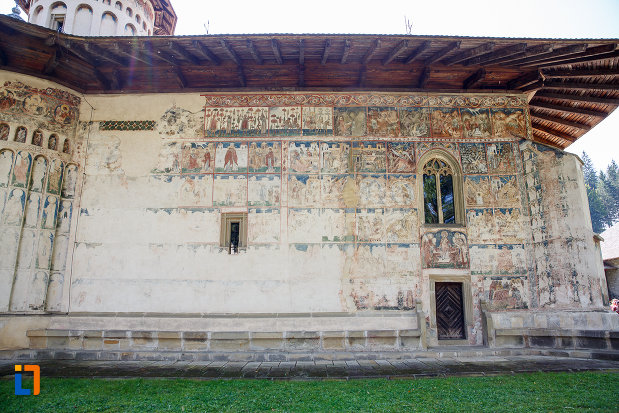 manastirea-voronet-judetul-suceava-vazuta-din-lateral.jpg