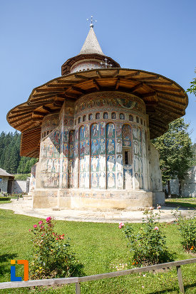 manastirea-voronet-judetul-suceava-vazuta-din-spate.jpg