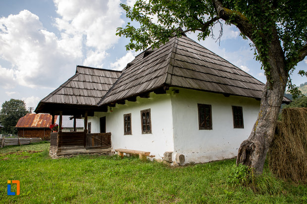 mar-si-bancuta-aflate-langa-casa-de-lemn-petru-cracana-din-campulung-moldovenesc-judetul-suceava.jpg