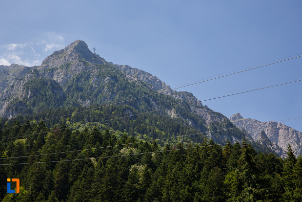 masivul-muntos-si-crucea-caraiman-din-parcul-natural-bucegi-vazut-din-busteni-judetul-prahova.jpg