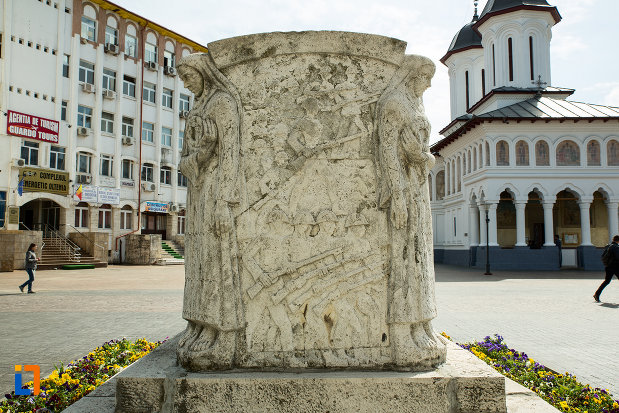 mausoleul-eroinei-ecaterina-teodoroiu-din-targu-jiu-vazut-din-lateral.jpg