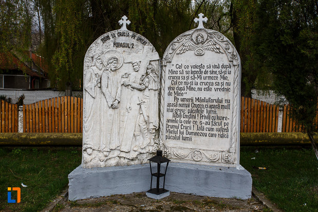 mesaj-religios-de-la-cimitirul-eroilor-busturile-lui-decebal-si-traian-din-lupeni-judetul-hunedoara.jpg