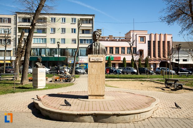 mihai-eminescu-grupul-statuar-din-fata-casei-de-cultura-a-studentilor-din-alba-iulia-judetul-alba.jpg