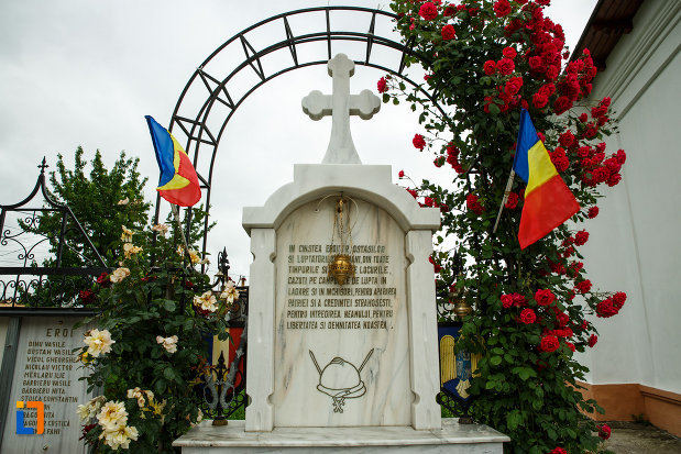 monument-aflat-langa-biserica-sf-spiridon-din-focsani-judetul-vrancea.jpg