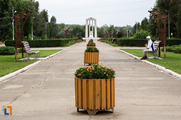 monument-din-parc-central-al-orasului-slobozia-judetul-ialomita.jpg