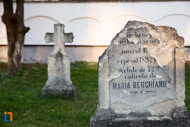 monument-funerara-din-cimitirul-bisericii-grecesti-bunavestire-din-alba-iulia-judetul-alba.jpg