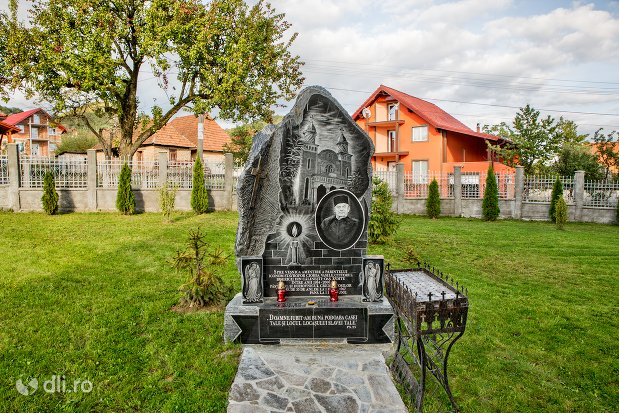 monument-in-curtea-catedralei-ortodoxe-din-calinesti-oas-judetul-satu-mare.jpg