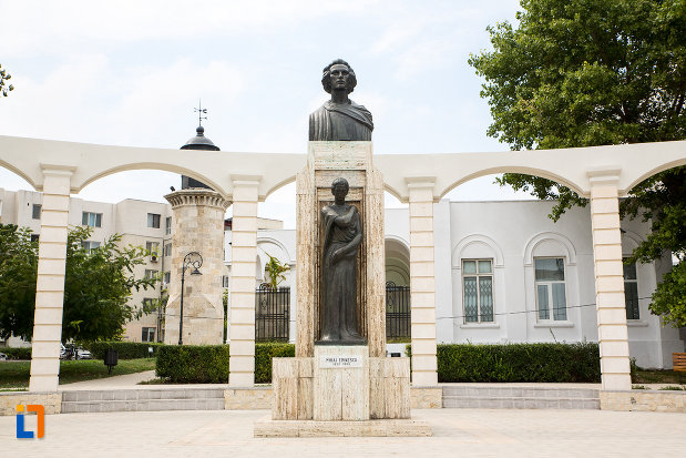 monument-si-statuia-lui-mihai-eminescu-din-constanta-judetul-constanta.jpg