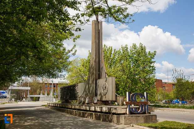 monumentul-csh-din-hunedoara-judetul-hunedoara-vazut-din-partea-dreapta.jpg