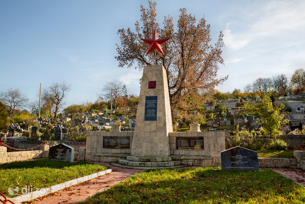 monumentul-din-cimitirul-eroilor-din-zalau-judetul-salaj.jpg