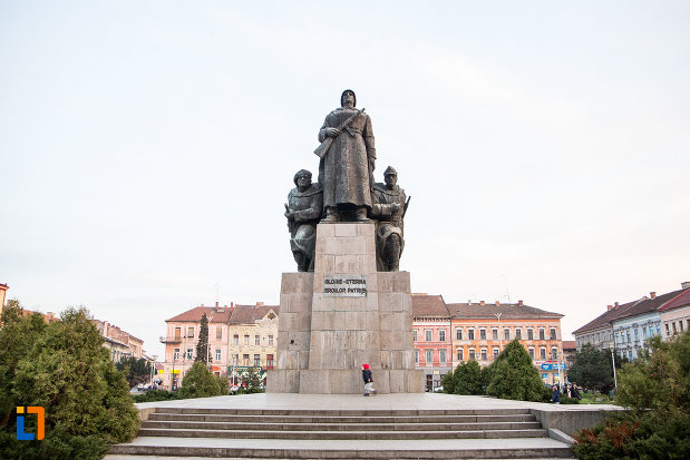 monumentul-din-piata-avram-iancu-din-arad-judetul-arad.jpg