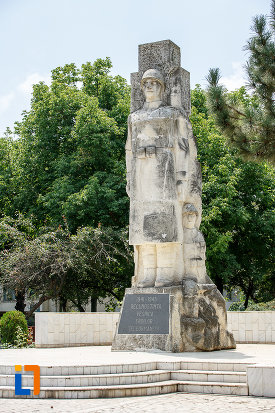 monumentul-eroilor-cazuti-in-cel-de-al-doilea-razboi-mondial-din-alexandria-judetul-teleorman-privit-din-lateral.jpg