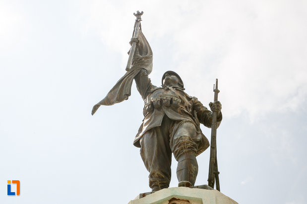 monumentul-eroilor-cazuti-in-primul-razboi-mondial-din-alexandria-judetul-teleorman-privit-de-jos.jpg