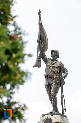 monumentul-eroilor-cazuti-in-primul-razboi-mondial-din-alexandria-judetul-teleorman-soldat-ce-tine-o-arma-si-un-drapel.jpg