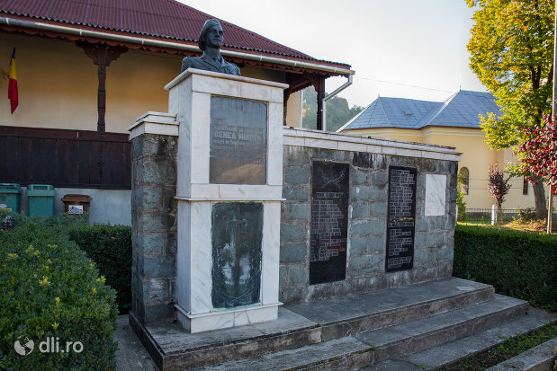 monumentul-eroilor-cazuti-in-razboaiele-mondiale-i-si-ii-din-chiuzbaia-judetul-maramures-vedere-din-lateral.jpg