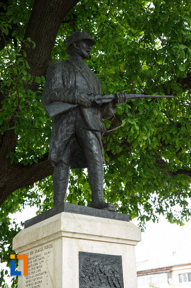 monumentul-eroilor-de-la-1916-1918-din-panciu-judetul-vrancea-vazut-din-lateral.jpg