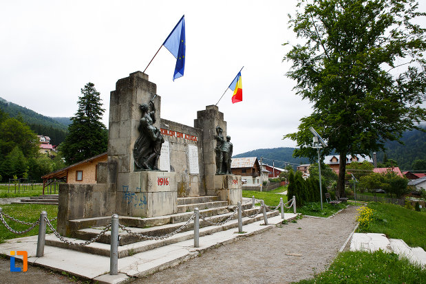monumentul-eroilor-din-azuga-judetul-prahova-vazut-din-lateral.jpg