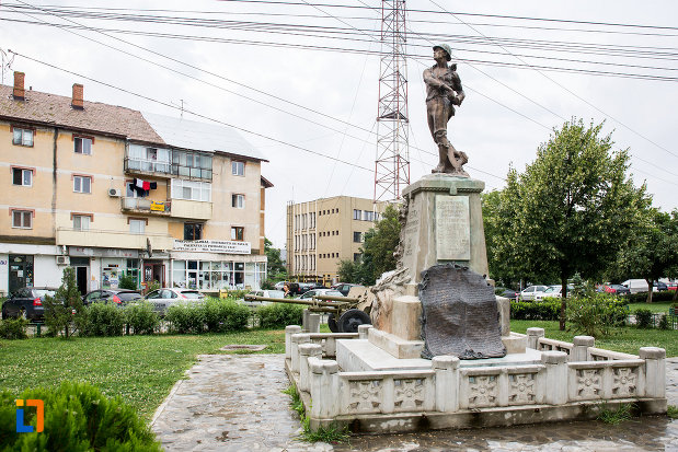 monumentul-eroilor-din-bolintin-vale-judetul-giurgiu-vazut-din-lateral.jpg